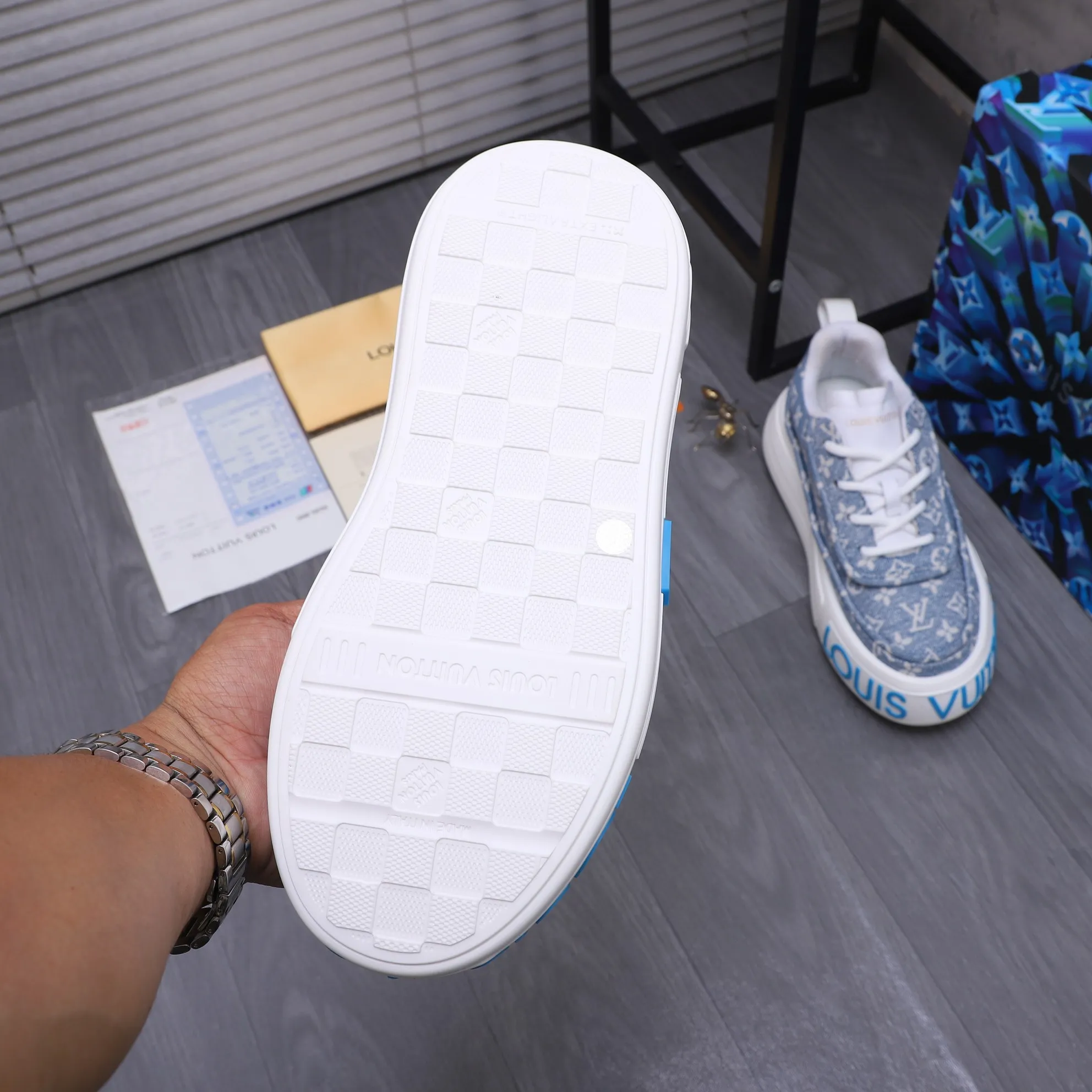 Men's shoes 💰560 Product trademark: LV [Louis Vuitton] casual shoes, regular size. Size: 38-46 (38.45.46 is custom-made and non-returnable) Product materials: Selected breathable denim woven upper, cowhide insole, mesh lining, original outsole